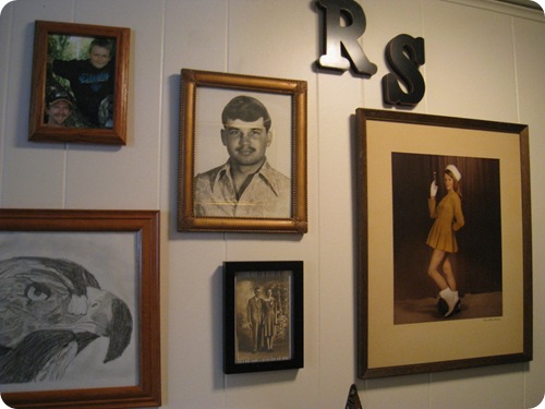 apt_hall_gallerywall2_athomewithh