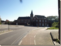 Gutschoven, Nieuwe Steenweg: kerk en huis Wouters. Links in de Wijngaardstraat: voormalig huis Knaepen-Pirard