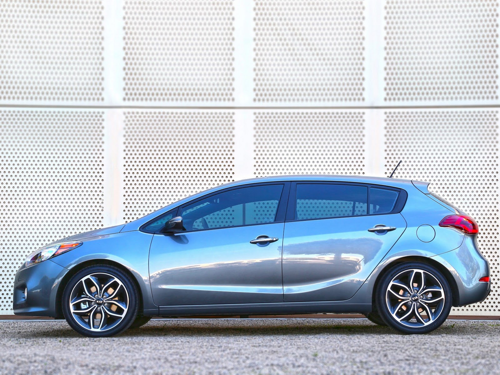 2014-Kia-Forte-Hatch-3%5B3%5D.jpg