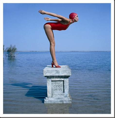 jerry-hall-fotografata-da-norman-parkinson-vogue-1975-a
