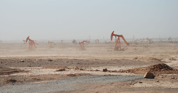 Route de Trufan - Champs de puits de pétrole