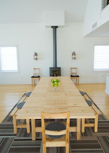 The long wooden table and benches remind me of a mess hall. (remodelista.com) The long wooden table and benches remind me of a mess hall. (remodelista.com)