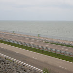 DSC01390.JPG - 10.06.2013.  Afsluitdijk (6 km); pomnik &quot;Robotnika&quot; (w tle IJselmeer)