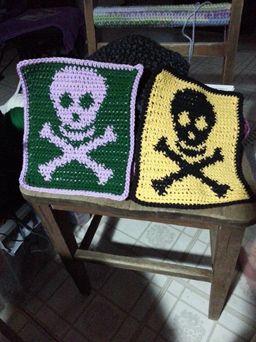 [skulls%2520n%2520crossbones%2520in%2520two%2520colors%255B2%255D.jpg]