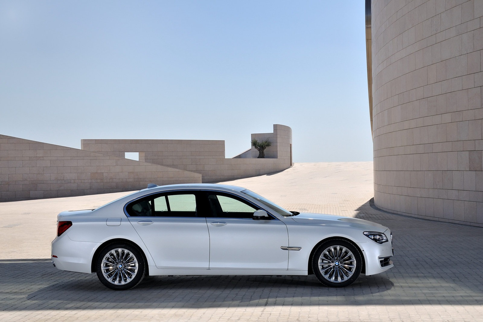 2013-BMW-7-Series-FL11[2].jpg