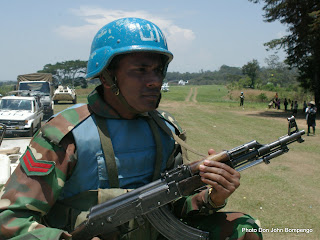Un casque bleu à l’Est de la RDC en janvier 2003. Photo Don John Bompengo