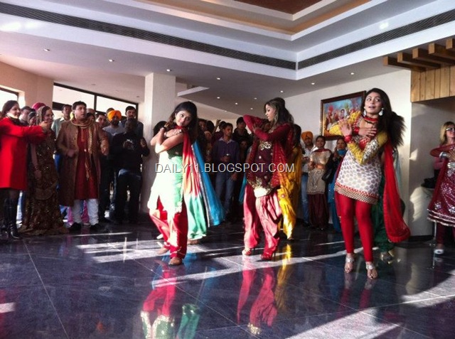 [neeru%2520bajwa%2520in%2520jatt%2520and%2520juliet%2520film%2520dance%2520sequel%255B5%255D.jpg]