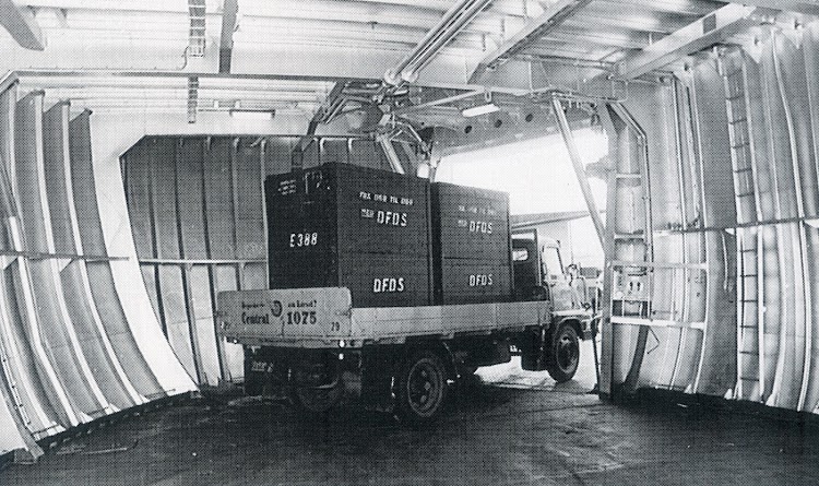 Cubierta de trailers del ROLLINGEN, con una de las portas laterales originales. Foto del libro DFDS 1866-1991.jpg