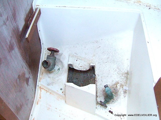 WC démonté, il ne reste plus qu'a démonter (ou plutot découper) les passe-coques en bronze !