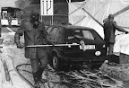 Bomberos con protector de engranaje lavan carro alemán cerca de la frontera alemana, después de que llegara desde Polonia con consecuencias radiactivas del desastre de la planta nuclear de Chernobyl en mayo 3 del 1986 Bomberos con protector de engranaje lavan carro alemán cerca de la frontera alemana, después de que llegara desde Polonia con consecuencias radiactivas del desastre de la planta nuclear de Chernobyl en mayo 3 del 1986