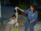 Feliz con su nueva familia donde juega mucho MANDY