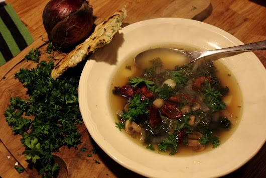 Klar suppe med champignon, løg og grønkål