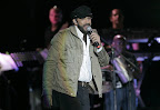 Participación del cantante Juan Luis Guerra en el concierto "Un canto de esperanza por Haití" en Santo Domingo (R. Dominicana)