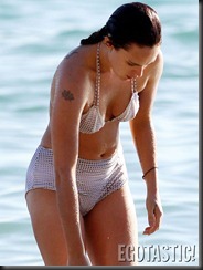 rumer-willis-shows-off-her-bikini-body-in-hawaii-04-675x900