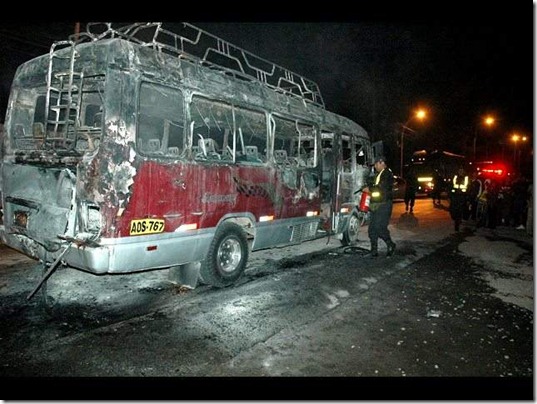 asi quedo la combi despues de su explosion a cuasa de pirotecnico en cocachacra