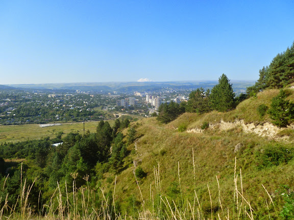 Falaises calcaires au-dessus de Kislovodsk. À l'arrière plan : l'Elbruz. Kraï de Stavropol, 14 août 2014. Photo : J. Marquet