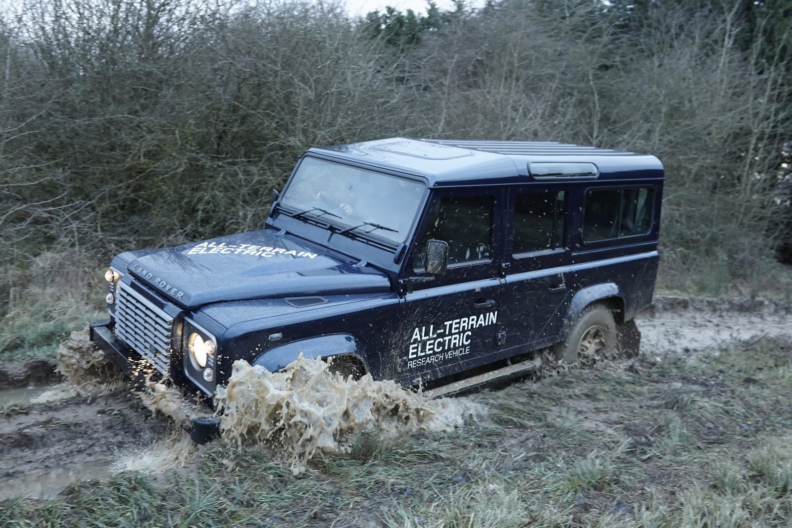 Land-Rover-Defender-Electric-12[2].jpg