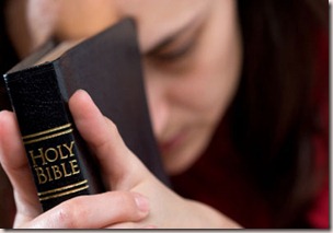 orar mulher biblia