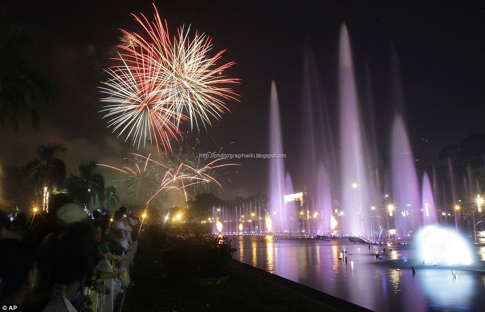 [A%2520huge%2520fireworks%2520and%2520water%2520fountain%2520display%2520marks%2520the%2520New%2520Year%2520at%2520Manila%2527s%2520Rizal%2520Park%255B10%255D.jpg]