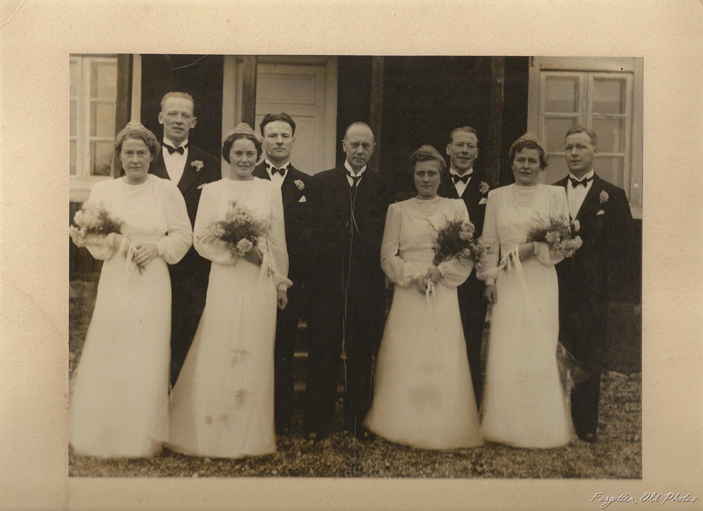 [Wedding%2520perhaps%2520four%2520sisters%2520and%2520foreign%2520Buggy%2520Wheel%2520Antiques%255B10%255D.jpg]