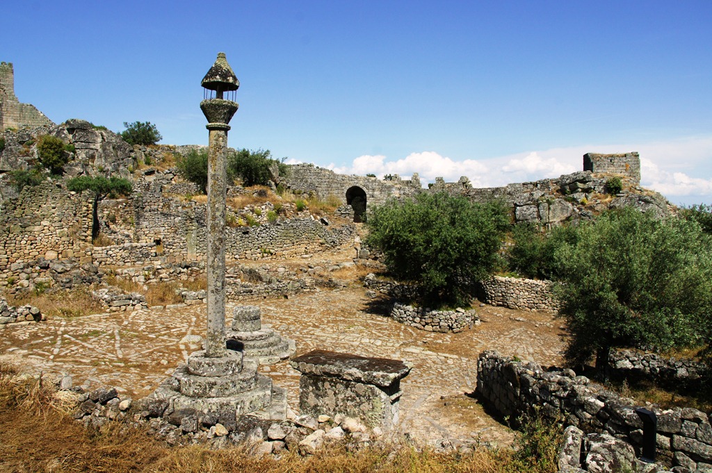 [Marialva%2520-%2520Gl%25C3%25B3ria%2520Ishizaka%2520-%2520%2520Castelo%2520-%2520pelourinho%255B5%255D.jpg]