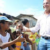 Los niños no dejaban de saludar al líder del Movimiento Centro Demcrático, quien viene desarrollando jornadas solidarias.JPG