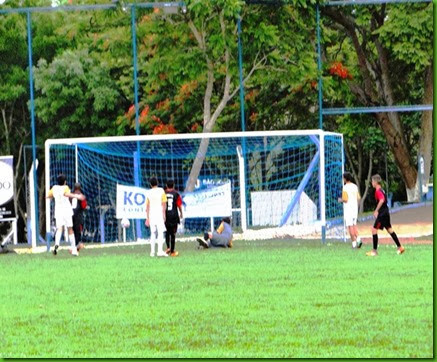 Matheus (15), aproveitou o rebote para marcar.