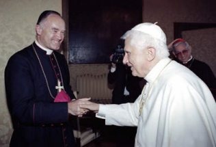 [Mons.-Fellay-y-Benedicto-XVI8.jpg]