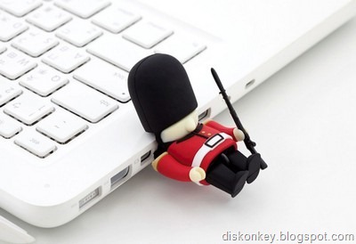 Queens Guard Soldier USB flash drive 2