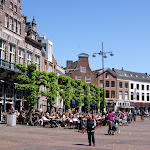 DSC00957.JPG - 2.06.2013.  Haarlem -Grote Markt w niedzielne przedpołudnie; w tle pomnik L. J. Costera