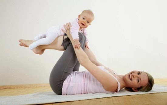 junge mama macht gemeinsam mit ihrem baby fitness und yoga uebungen junge mama macht gemeinsam mit ihrem baby fitness und yoga uebungen