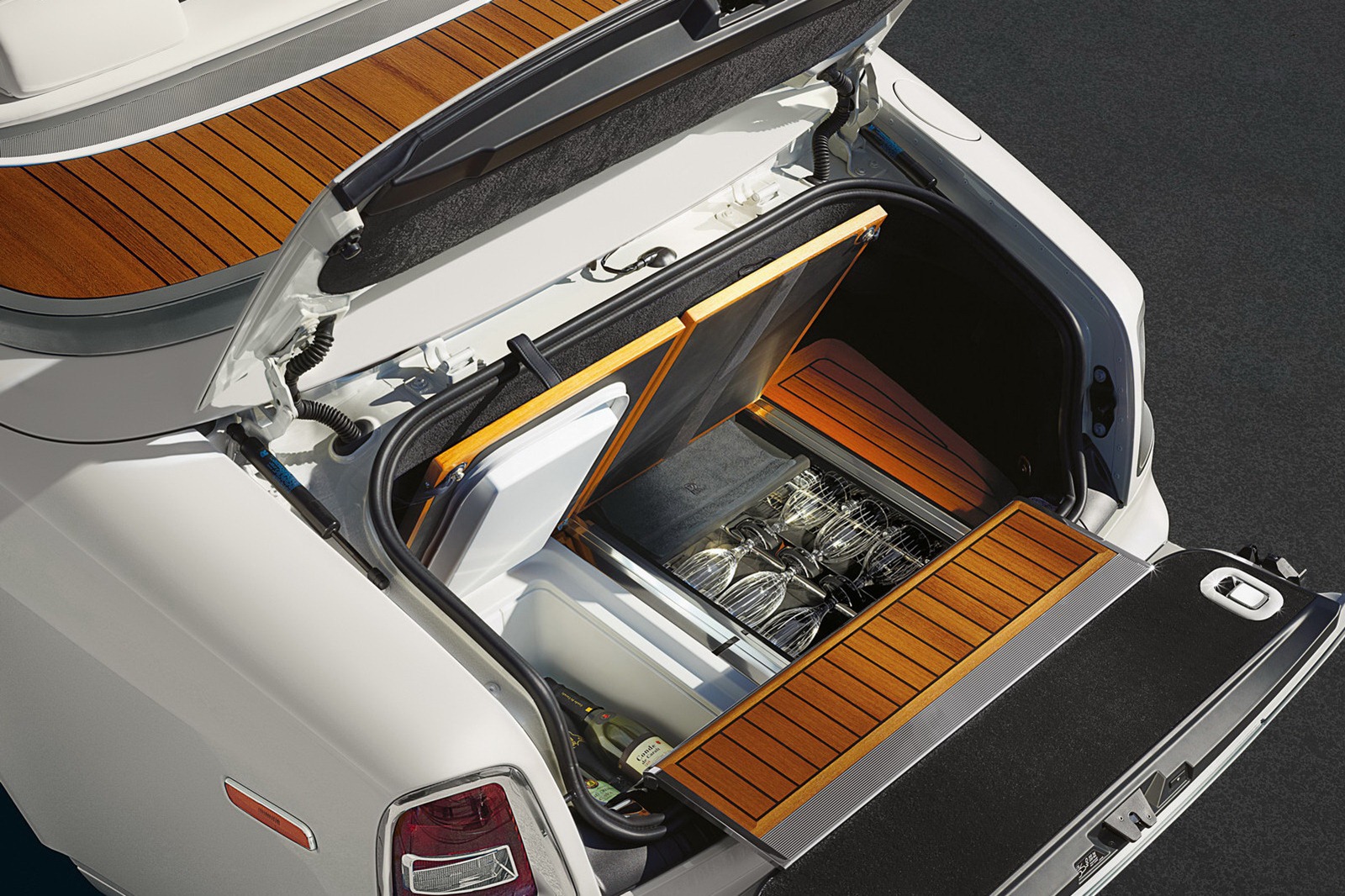 2013-Rolls-Royce-Phantom-Series-II-43[2].jpg