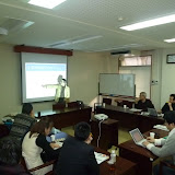 写真２：荒木一視氏のよる報告/ Photo2: Prof. Araki offered a thought-provoking presentation.