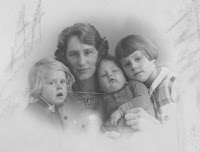 Kooij, Aartje, Maartje, Geertruida en Piet 1935.jpg