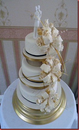 3-tier-separated-tiers-with-lillies,roes-and-bride-and-groom-wedding-cake