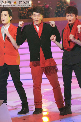 羅孝勇（中）一聽到同居就四圍避。