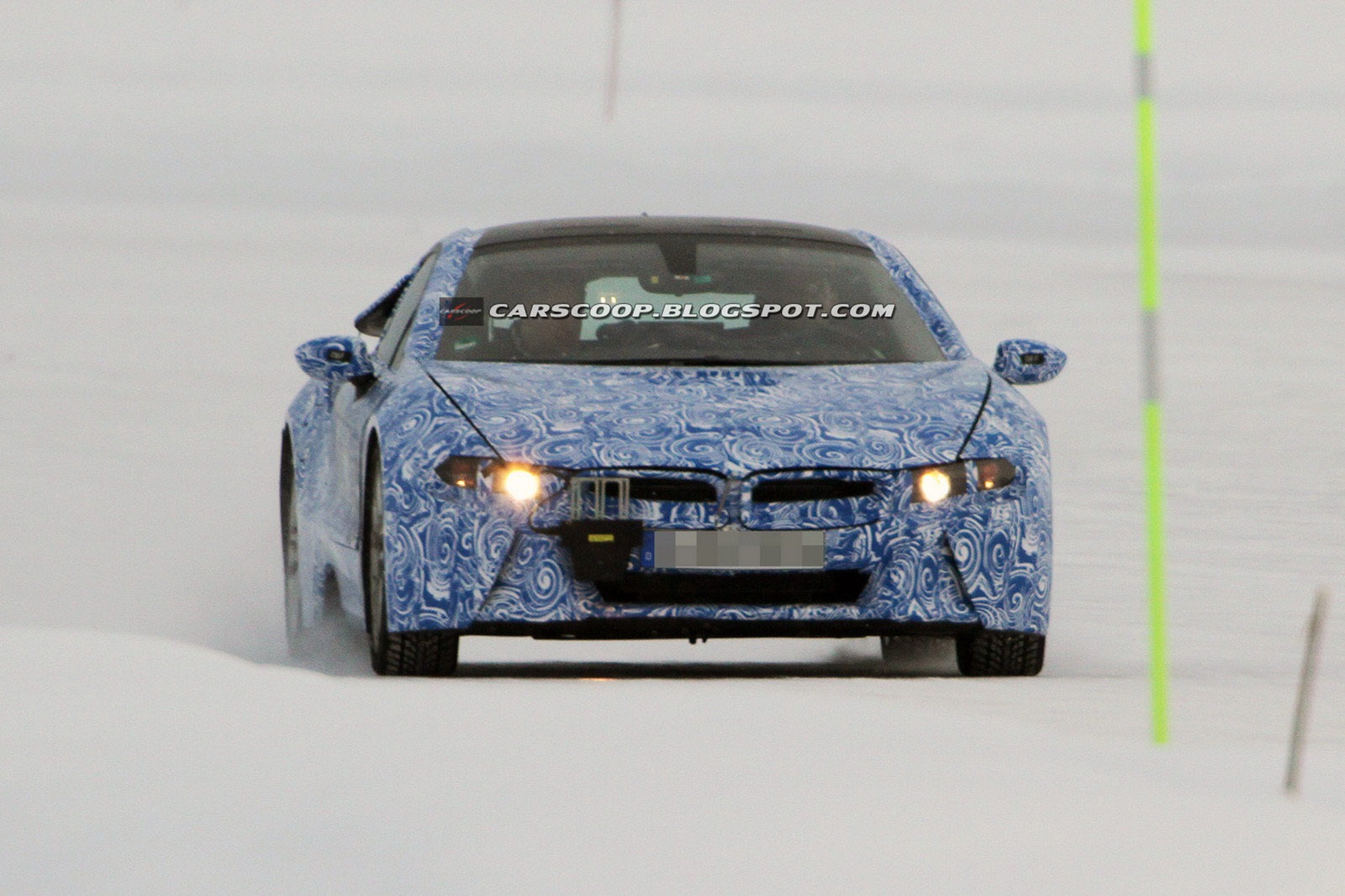 [2014-BMW-i8-113.jpg]