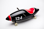 Torpedo limited edition - Designblok 09
Design: Anna a Jerry Kozovi
Produkce: SYMBIO Design
Foto: Tomáš Souček
1957 FERRARI 250 Testa-Rossa
Bylo vydraženo za 9 020 000 eur na Leggenda e Passione, kterou uspořádaly už potřetí aukční síně RM Auctions a Sotheby