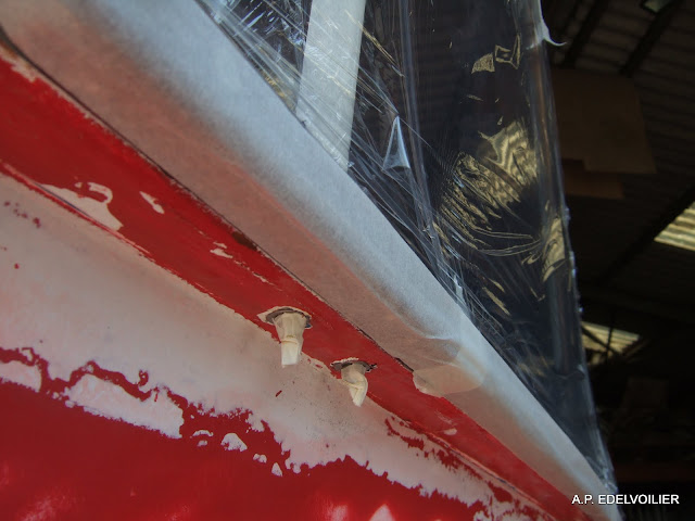 les listons bois sont protégé avec du scotch de masquage et les têtes de vis  sont protégés