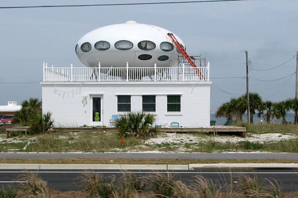 [PensacolaBeachsSpaceshipHouse022.jpg]