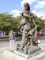 2014.09.11-011 Stéphanie et la statue de Jeanne Hachette