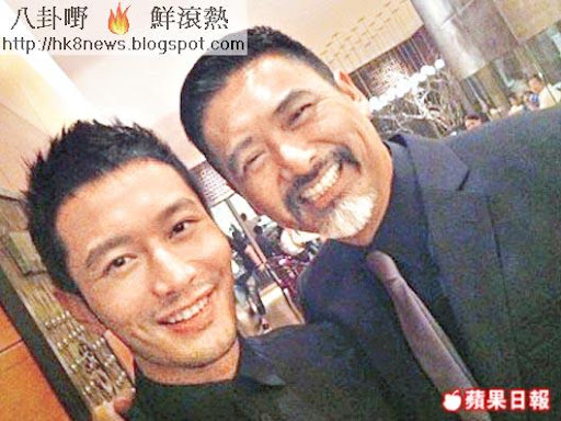 去年 8月黃曉明（左）出席北京華表獎時，見到偶像發哥，立刻要求合照。微博圖片