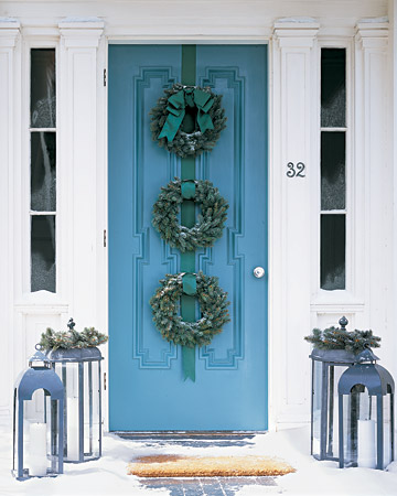 Ring in the winter holidays with an impressive yet easy-to-make decoration for the front door that packs a beribboned triple punch. Ring in the winter holidays with an impressive yet easy-to-make decoration for the front door that packs a beribboned triple punch.