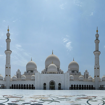 Main hall for mosque.Abu Dhabi,UAE<br> © Sigree Ibn Mamak<br>Photo selected by <a href="http://bitofinspiration.com"> bitofinspiration.com</a>. <br>For link to original source visit <a href="http://www.flickr.com/photos/61554238@N00/3870480572" >flickr </a> 3870480572.jpg