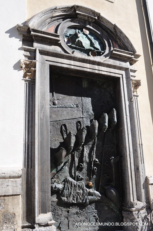 [057-Liubliana-Catedral.Puerta-latera%255B2%255D.jpg]