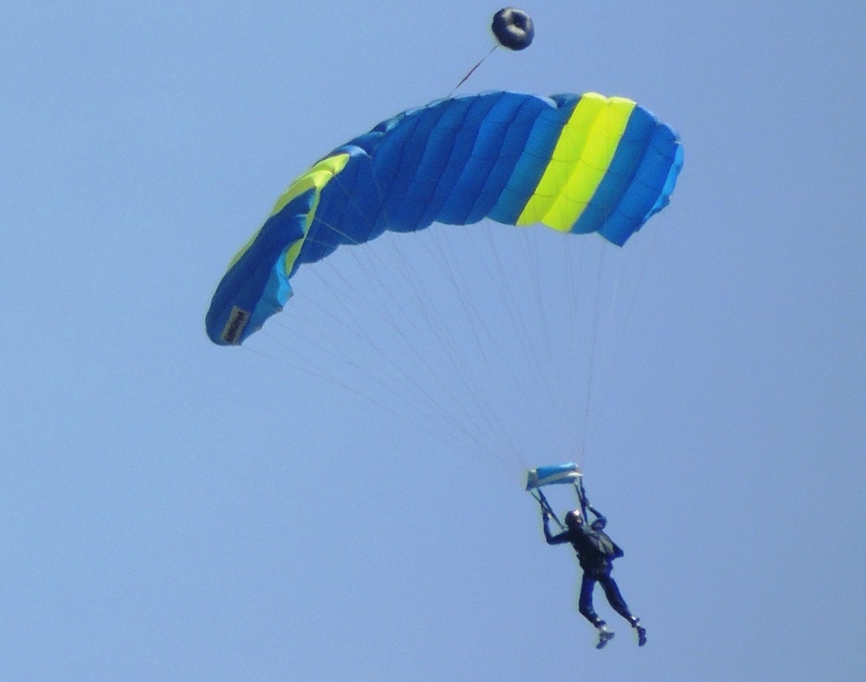 [blue-yellow-closeup2-skydiver2.jpg]