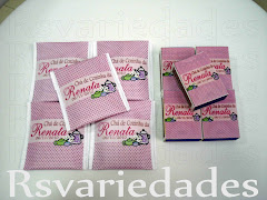 1- Sachê de chá
    : R$1,50 unid (min.40 unids) 
    : Cento= R$135,00
    : Sabores camomila, erva-cidreira ou chá preto.
    : Pode-se optar na escolha de mais de um sabor (min. 20 unids por sabor).
    : Personalização feita através de etiqueta personalizada e não por impressão na embalagem. O sachê já vem com o saquinho dentro.
    : Criamos uma etiqueta personalizada que colamos por cima de um sachê comum que encontramos no supermercado do tipo que já vem lacradinho na lateral.
    : Assim o conteúdo fica preservado.
    
    2- Caixinha de fósforo
    : R$1,30 unid. (min. 30 unids)
    : Cento= R$120,00
    : As caixinhas vêm com imã na parte de trás