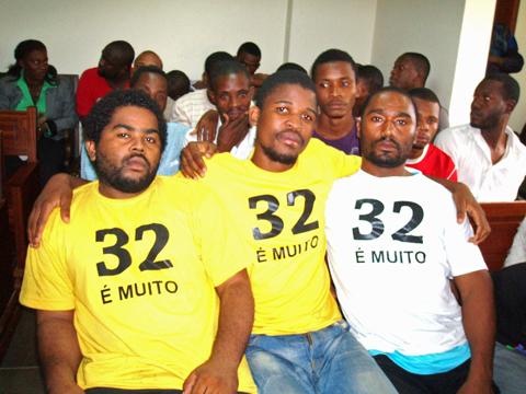 [jovens%252Bcondenados%252Ba%252Btres%252Bmeses%252Bde%252Bprisao%252Bangola%255B3%255D.jpg]