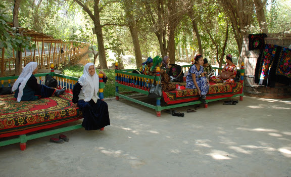 Turfan - Putaogou femmes assises