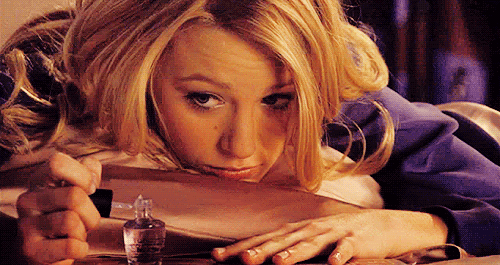 blake-lively-painting-nails blake-lively-painting-nails